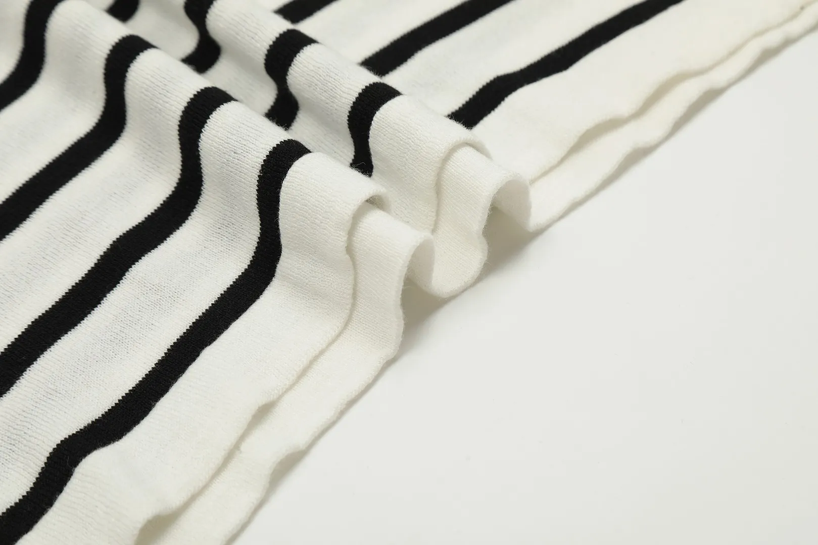 VIVI120S# vivienne west wood West Queen Vivienne Saturn new style thin sweater with striped cuff design Custom woven and dyed Welcome to compare the original version 16-needle German imported woven fabric Real silk-like texture 🧩 100% body wool blend 🧩 Correct Italian 🇮🇹100% wool washed wheat logo 🧩 Purchase the original version and open the real mold 🧩Original purchase records and comparison pictures can be provided. Place your order with confidence. 🧩No color difference in fixed and dyed colors. 🧩Instant sale of all Taobao 300+ versions. The quality of the purchasing agent is full of quality. It is definitely not a copywriter party. It is a real good product. The actual product far exceeds the budget. Size: S -M- L Color: White Black